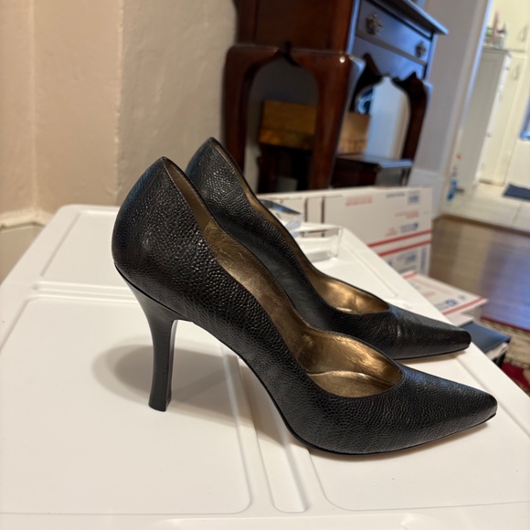 Kenneth Cole Black Textured Leather Scalloped Edge High Heels/Pumps - Picture 2 of 10